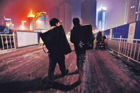 候车室里的.艺考生_中国艺术生高考网_2010年