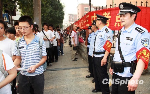 ◆全国14省区市高考结束 考生心态好陪考大军